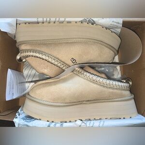NWT UGG Tasman Platform Slippers (size 8 US)